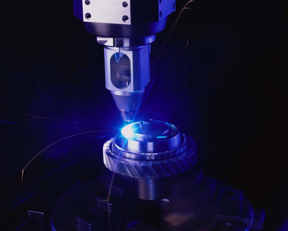 Laser welding head joining a round metal component